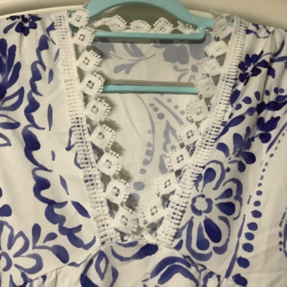 New ladies XL blue/white floral poly dress, v neck, pretty detail neck, sleeves - Picture 7 of 7